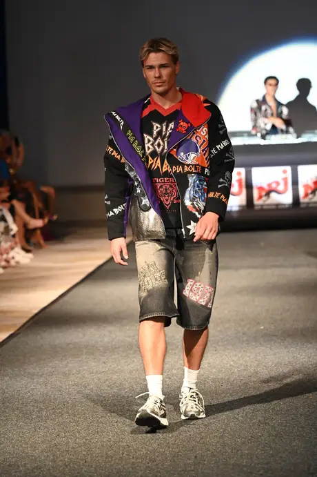 8 August 2026, show 6, Runway. Frame ZNCY2C