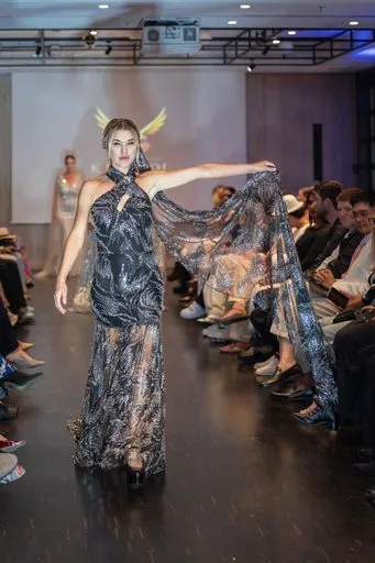 House of Karneol, 9 August 2026, show 5, Runway. Frame 0LJ0MG