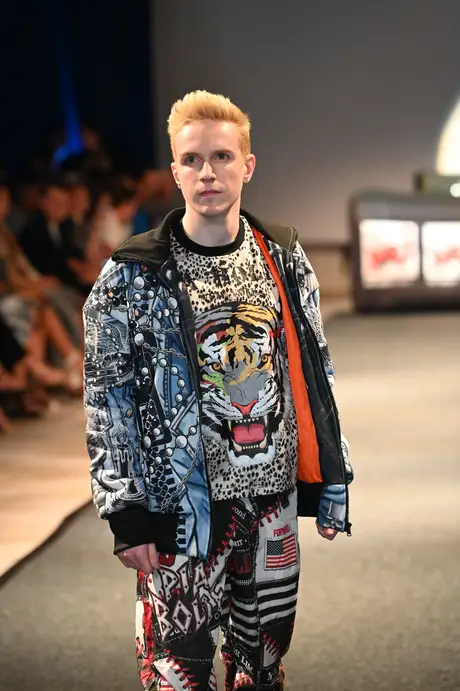8 August 2026, show 6, Runway. Frame TNQ0MT