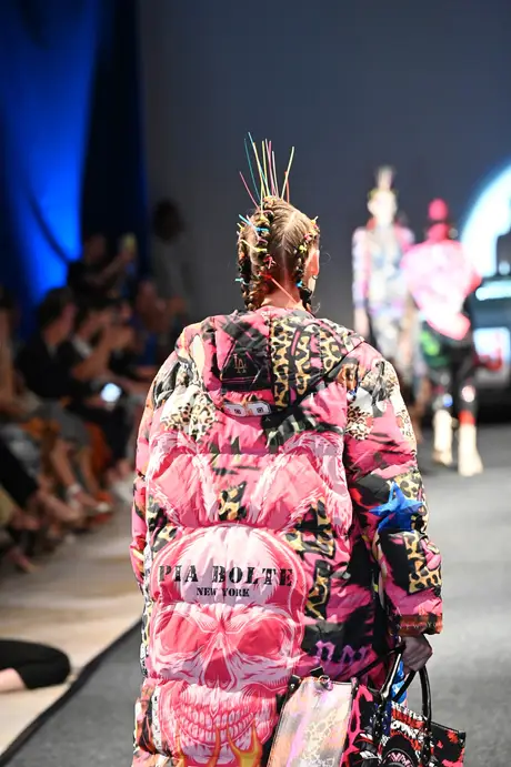 8 August 2026, show 6, Runway. Frame V6ZP3Z