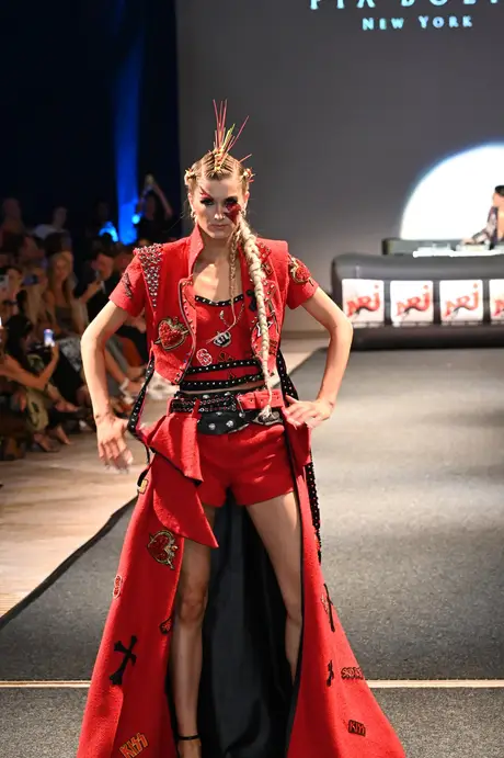 8 August 2026, show 6, Runway. Frame IVE8SL