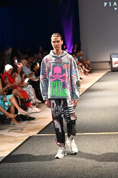 8 August 2026, show 6, Runway. Frame ZDLGEF
