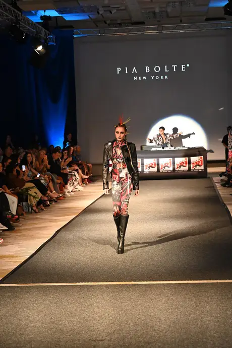 8 August 2026, show 6, Runway. Frame S4WP0E