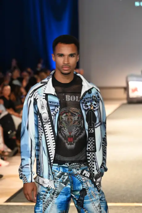 8 August 2026, show 6, Runway. Frame P43IK1