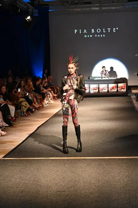 8 August 2026, show 6, Runway. Frame L9NEEO
