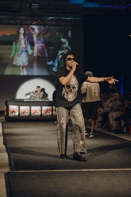 Neben den Shows, 8 August 2026. Frame AO0YIO