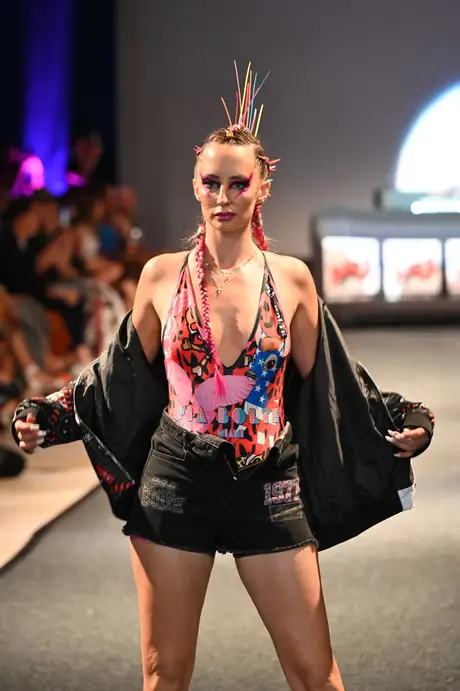 8 August 2026, show 6, Runway. Frame 2T-URZ