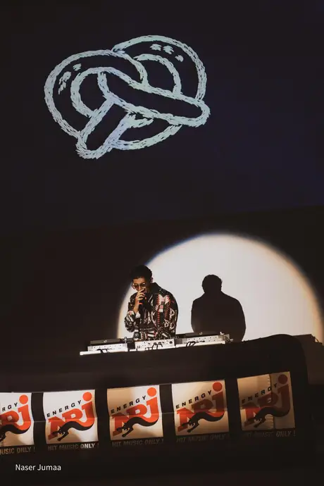 Neben den Shows, 8 August 2026. Frame PXNAAS