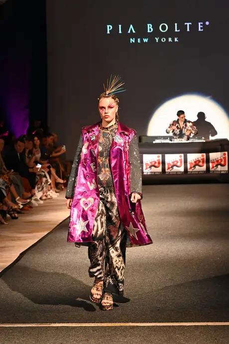 8 August 2026, show 6, Runway. Frame HFD6OF