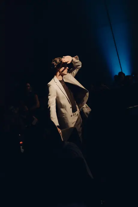Neben den Shows, 9 August 2026. Frame QLZXAE