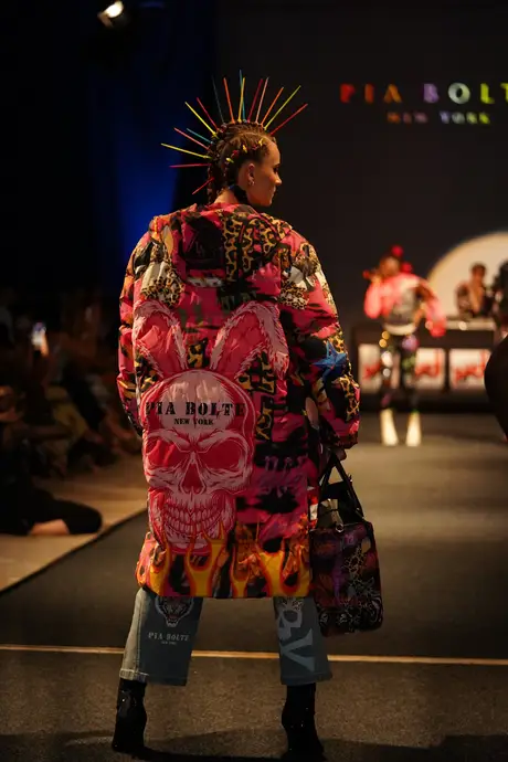 Pia Bolte, 8 August 2026, show 6, Runway. Frame 90Y0U7