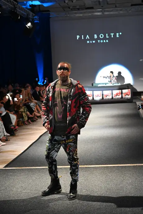 8 August 2026, show 6, Runway. Frame E4HDUQ