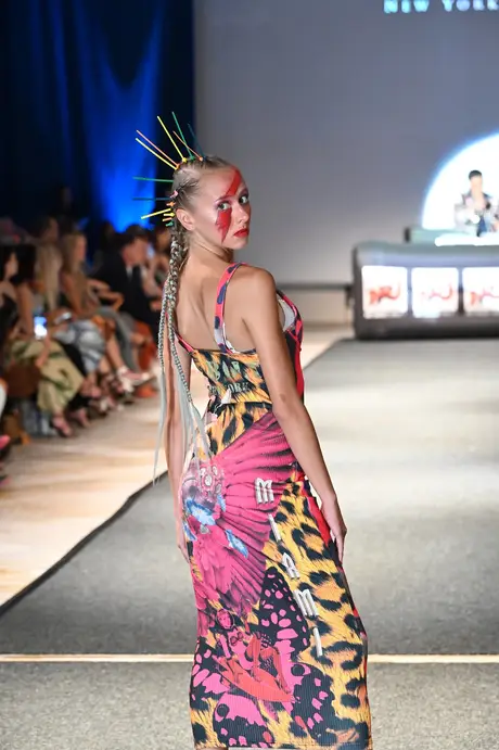8 August 2026, show 6, Runway. Frame IXXUQE