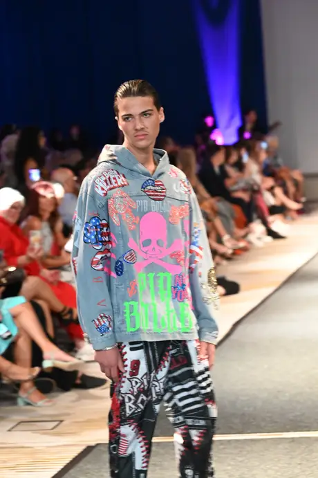 8 August 2026, show 6, Runway. Frame Z4_OUR