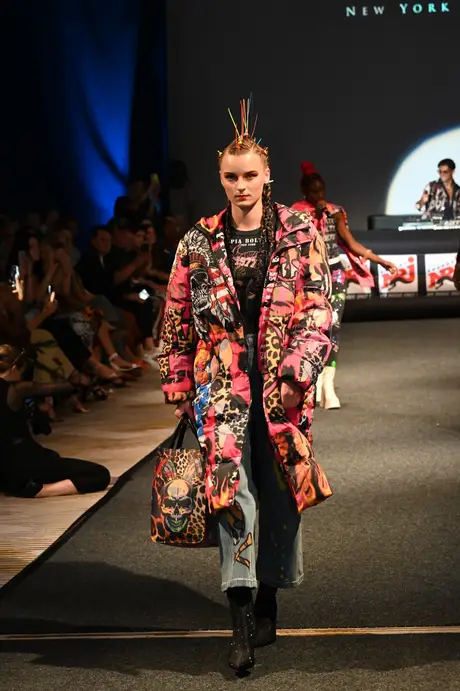 8 August 2026, show 6, Runway. Frame 7_9F-T
