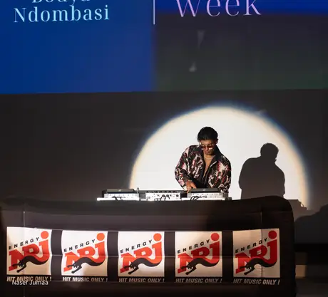 Neben den Shows. Frame WA2B-G