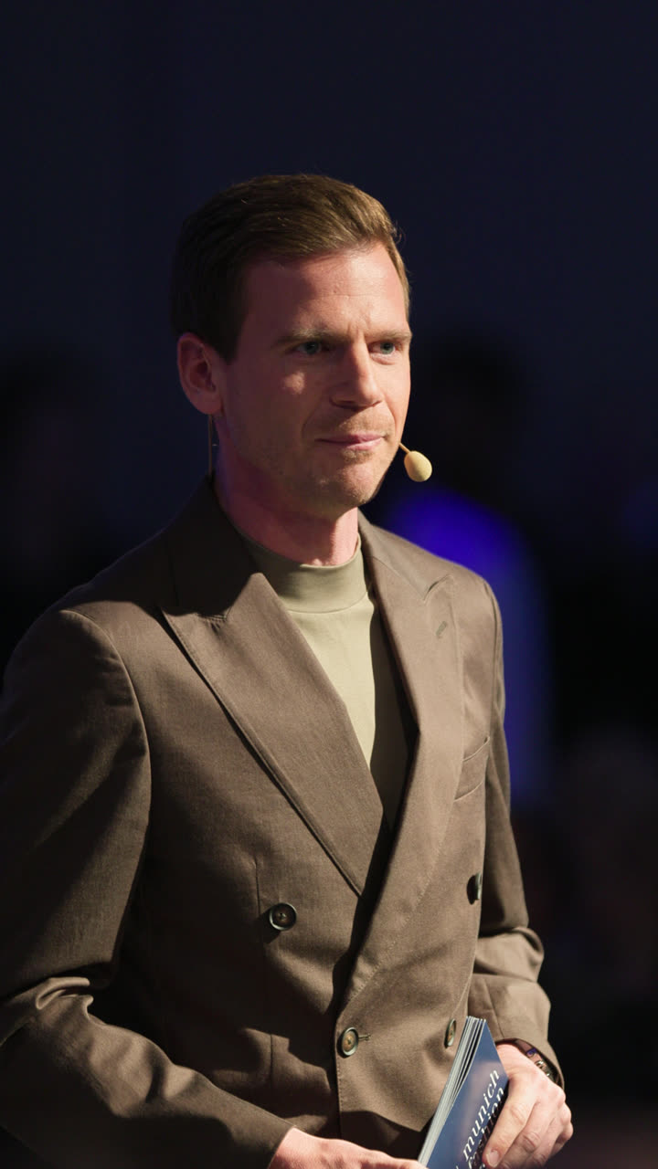 Runway clip, 7 August 2026, by Marius Mundt