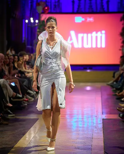 fr-fashion-show, 11 September 2026. Frame F6BD89